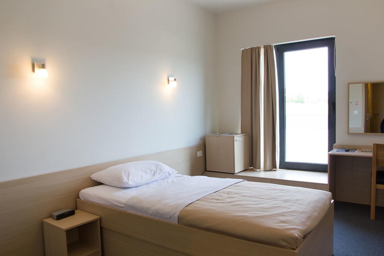 Hotel Lika Sjever Brinje Exteriör bild